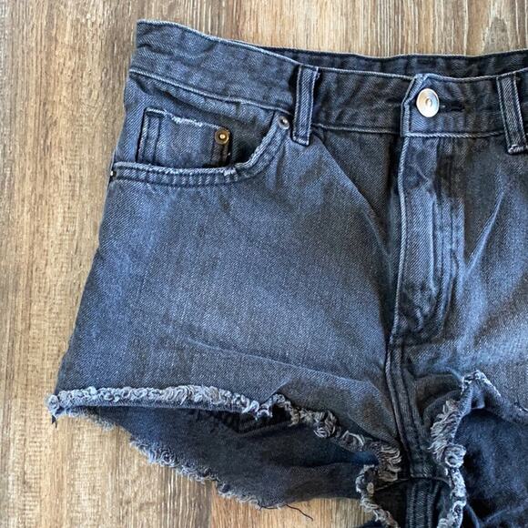 H&M Divided Black Denim Cutoff Shorts Size 4 - Picture 3 of 6
